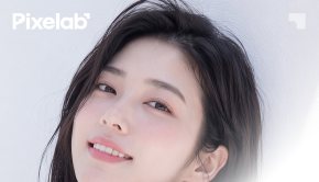 포텐자 화수목 이벤트 그림의 사진 부분 — 젖은 듯한 긴 머리 여성 모델이 고개를 젖힌 모습(왼쪽 위 흰 Pixelab 로고)